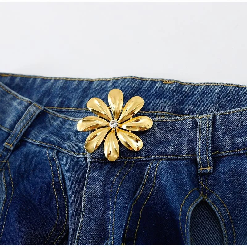 Suvised naisterõivad 2023, uued teksad Vabaaja stiilis õõnsad metallist pandlaga teksad