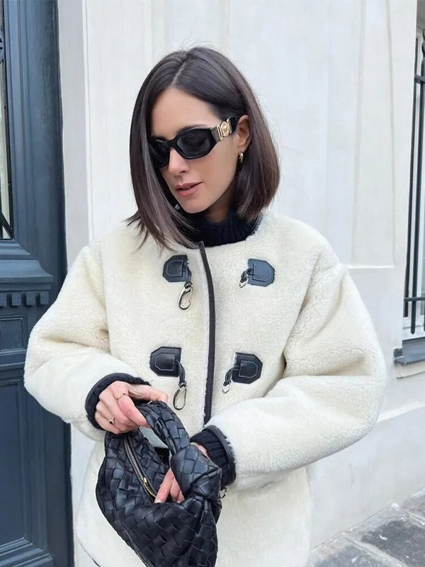 Naiste paksu lambaliha plüüsist jope Elegantne O-kaelusega sarvenööbiga avara pikkade varrukatega naiste mantel 2023. aasta moodne karusnahaga integreeritud välisrõivad