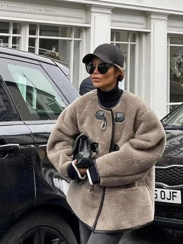 Naiste paksu lambaliha plüüsist jope Elegantne O-kaelusega sarvenööbiga avara pikkade varrukatega naiste mantel 2023. aasta moodne karusnahaga integreeritud välisrõivad