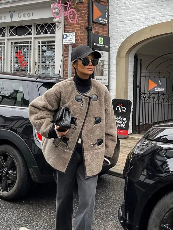 Naiste paksu lambaliha plüüsist jope Elegantne O-kaelusega sarvenööbiga avara pikkade varrukatega naiste mantel 2023. aasta moodne karusnahaga integreeritud välisrõivad