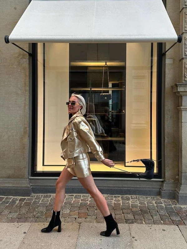 Šikk hõbedane naiste kunstnahast mootorratta jope Elegantne avara revääriga pikkade varrukatega PU-mantel 2023. aasta sügisene daami moemantel