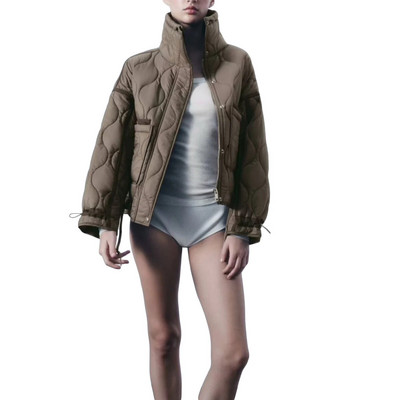 Šilta moteriška dygsniuota striukė su gobtuvu ir užtrauktuku – stilingi žieminiai viršutiniai drabužiai šaltam orui