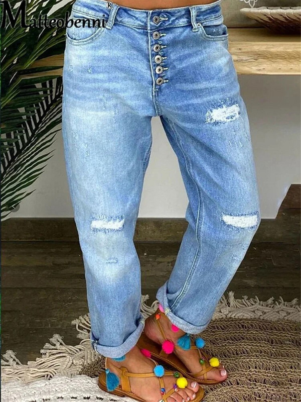 Moterys, ištemptos, suplyšusios, sunerimusios, liesos, aukšto juosmens džinsinės kelnės, susmulkintos džinsai, kelnės, ploni marškinėliai, moteriški pavasario rudens drabužiai