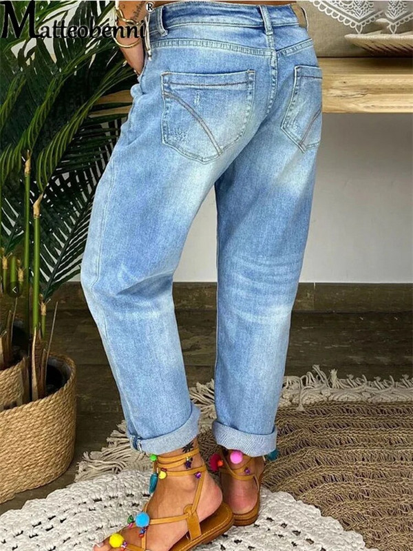 Moterys, ištemptos, suplyšusios, sunerimusios, liesos, aukšto juosmens džinsinės kelnės, susmulkintos džinsai, kelnės, ploni marškinėliai, moteriški pavasario rudens drabužiai