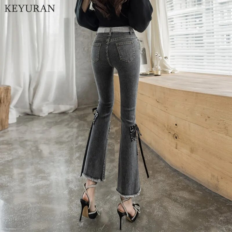 Kõrge vöökohaga naiste teksad 2022. aasta uued kevadised sügisene raskete neetidega helmestega kikisõlmega laienevad teksapüksid naiste õhukesed hallid kärbitud teksad