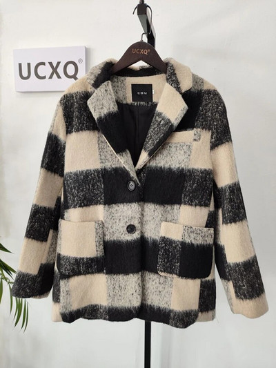 UCXQ Vintage mustvalge ruuduline triibuline villane mantel Sügistalv 2023 Uus sälguline paksendatud naiste mantel kuldse nööbivööga