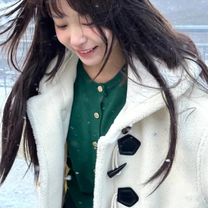 Xgoth Cow Horn Button Moteriškas paltas su gobtuvu, 2023 m. žiemos Naujas pliušinis, pastorintas ir laisvai prigludęs vidutinio ilgio tinginio stiliaus striukė