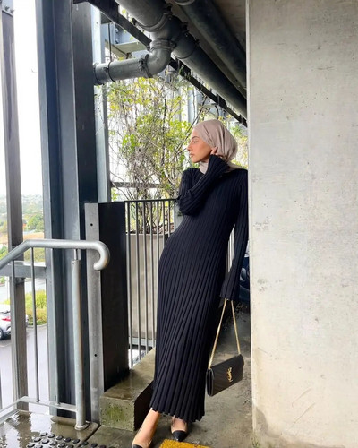 Sieviešu modes šiks vienkrāsains rievotu trikotāžas kleita Eleganta kaklasaites kleitas ar garām piedurknēm 2023. gada rudens ziemas dāmu kleitas High Street