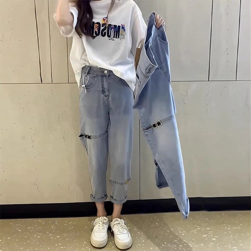 2023 m. Šiek tiek apkūnus dėvėjimas su per dideliais aptemptais džinsais, vaikiškomis Harlan tėčio kelnėmis, aukštu juosmeniu, vasariškai plonu stiliumi