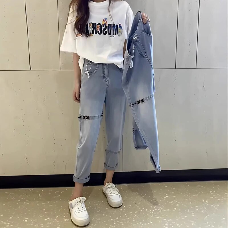 2023 m. Šiek tiek apkūnus dėvėjimas su per dideliais aptemptais džinsais, vaikiškomis Harlan tėčio kelnėmis, aukštu juosmeniu, vasariškai plonu stiliumi