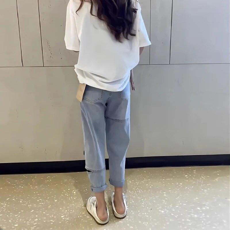 2023 m. Šiek tiek apkūnus dėvėjimas su per dideliais aptemptais džinsais, vaikiškomis Harlan tėčio kelnėmis, aukštu juosmeniu, vasariškai plonu stiliumi