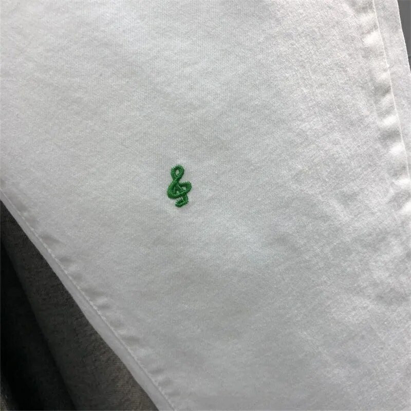 Naiste vabaaja valged teksad