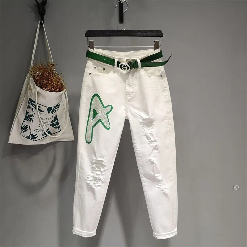 Λευκό τζιν 2023 Νέο γυναικείο κέντημα άγριο τζιν Άνοιξη Καλοκαίρι μόδας τρύπα Γυναικεία τζιν παντελόνια Casual παντελόνια τζιν μέχρι τον αστράγαλο