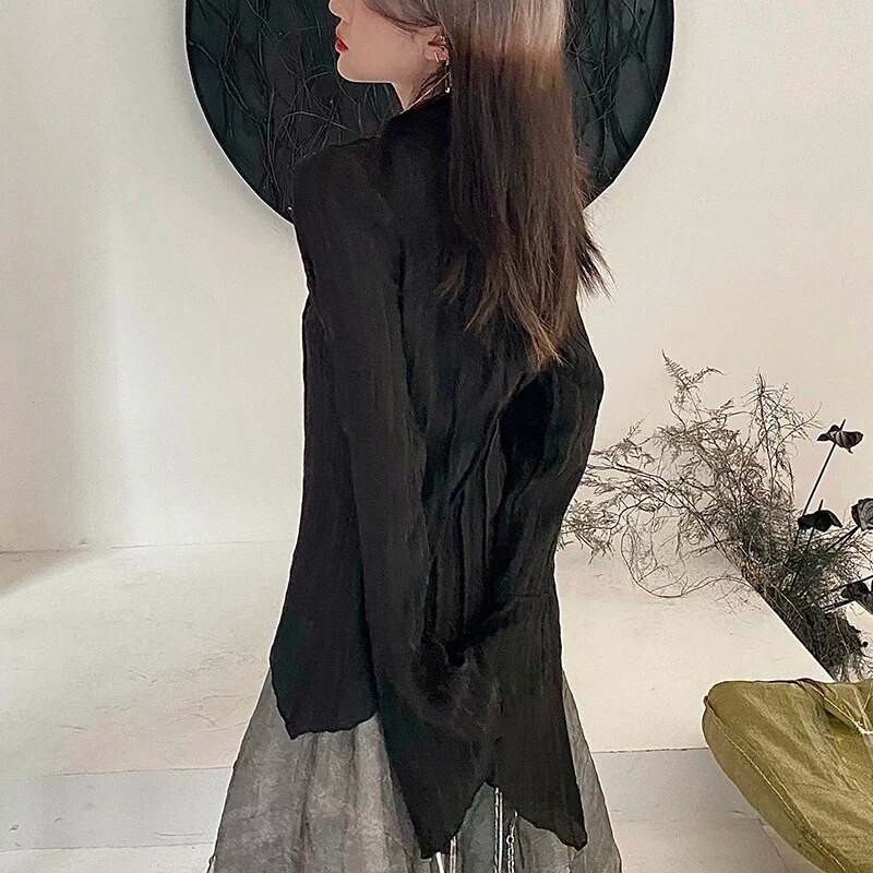 Gotikiniai moteriški juodi marškiniai Korėjos tamsūs akademiniai moteriški netaisyklingi viršūnės Pavasario mados gatvės apranga Y2K palaidinė