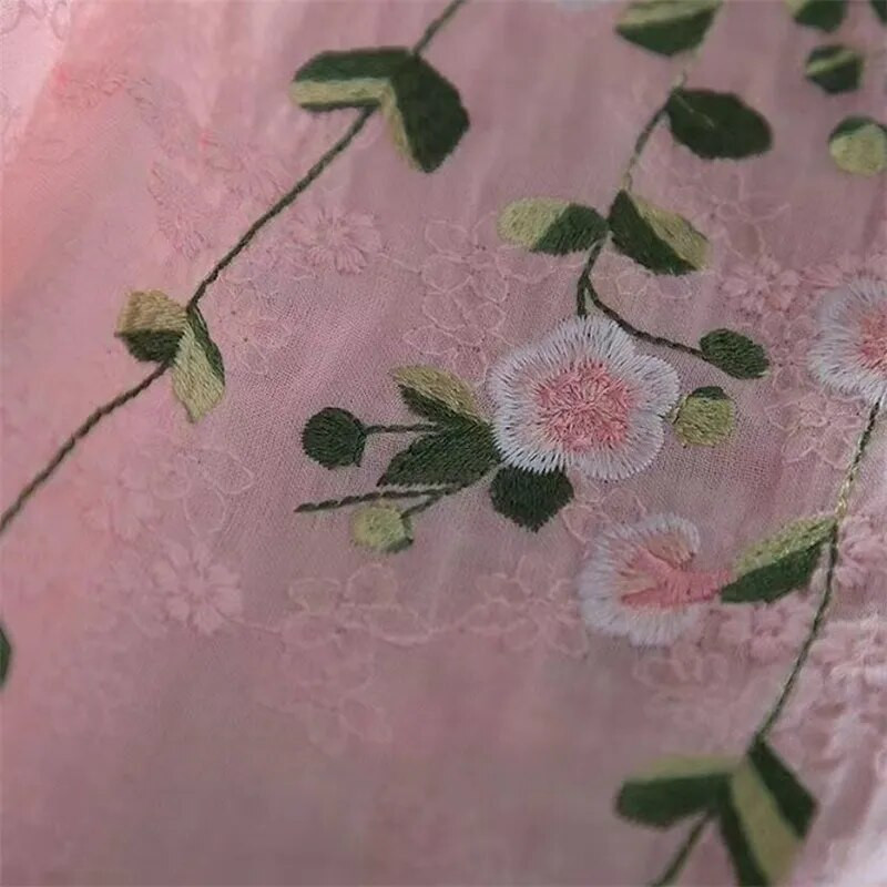 Literatūriniai medvilniniai marškiniai moterims Siuvinėti gėlės Moteriškos palaidinės V formos iškirpte pusiau rankovėmis nėriniuotos palaidinės Vasariniai ploni moteriški marškiniai