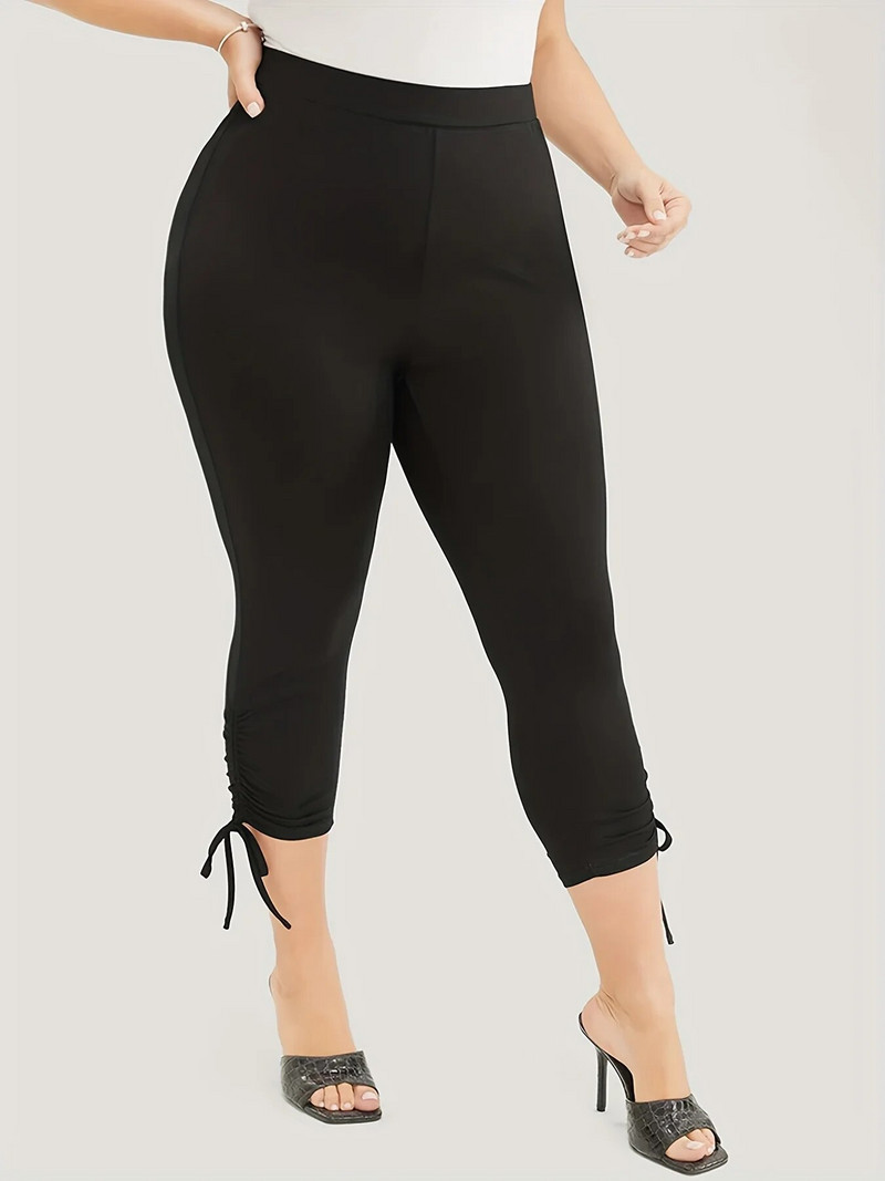 2023. aasta suve uued naiste pluss-suuruses Briti stiilis püksisääre moedisain ühevärvilised, kitsad, kärbitud püksid