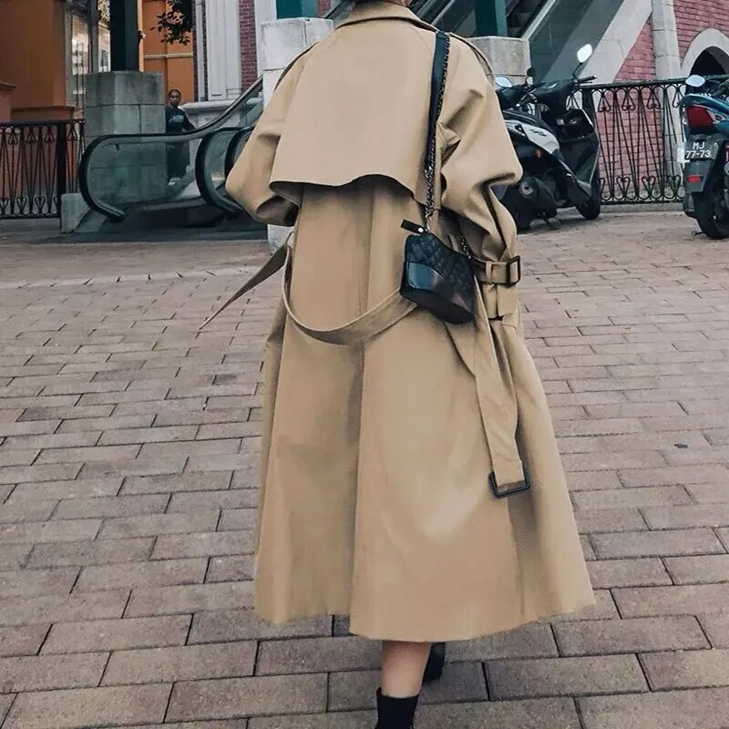 Καμπαρντίνα, High-End Feeling, Ιδιοσυγκρασία, Μόδα, Γυναικείο φθινοπωρινό παλτό μόδας με χαλαρή εφαρμογή πάνω από το γόνατο