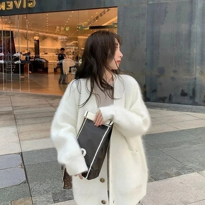 2023 m. ruduo Naujoji Korėjos pūkuota audinė kašmyro kietas megztinis megztiniai Moteriški perliniai sagos, laisvi kaklo, vidutinio dydžio madingi, elegantiški paltai