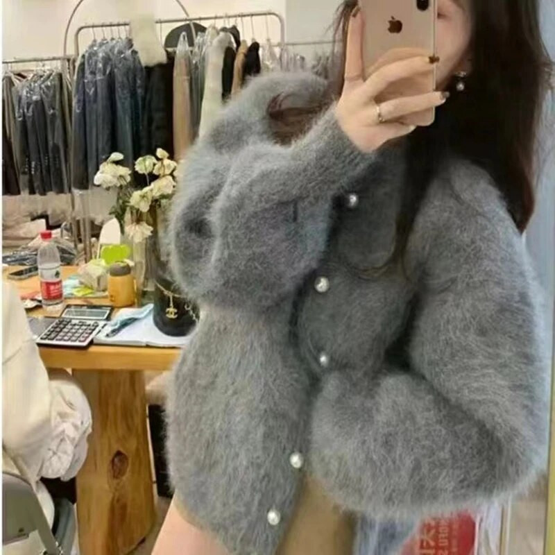 2023 m. ruduo Naujoji Korėjos pūkuota audinė kašmyro kietas megztinis megztiniai Moteriški perliniai sagos, laisvi kaklo, vidutinio dydžio madingi, elegantiški paltai
