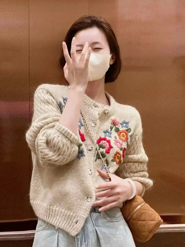 Kõrgekvaliteedilised rasketööstuse väikesed figuurtikandid Väikeste lilledega silmkoeline kampsun Lahtine mantel Sügis- ja talvemagusad naisterõivad