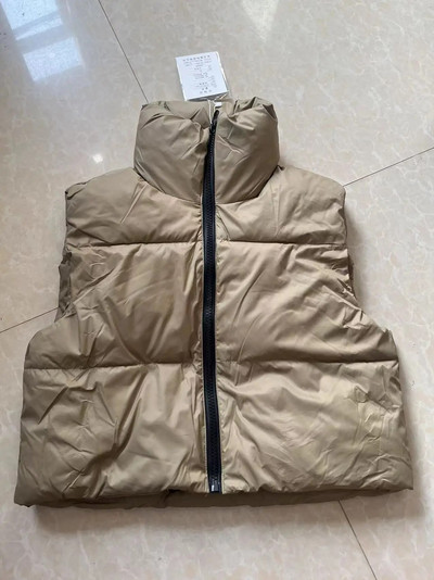 2023, valge vabaaja naine, must lahtine lühike vest, naiste mood, ühevärviline, naiste sügis, soe, paks varrukateta jakk