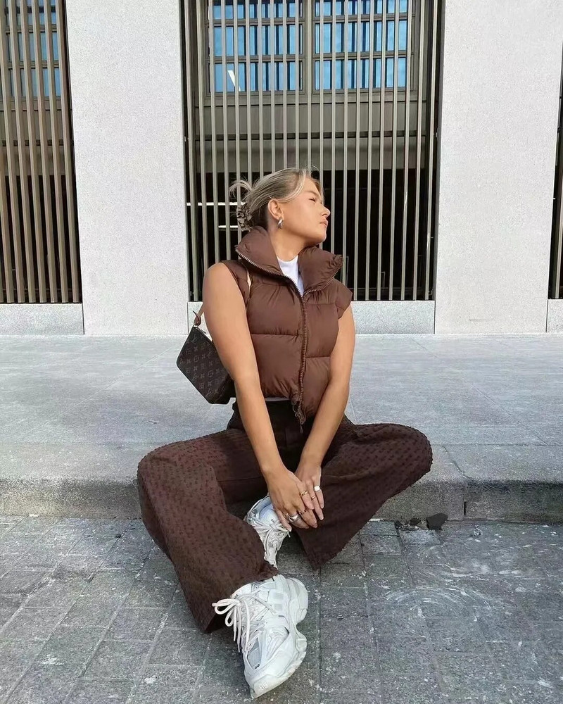 2023, valge vabaaja naine, must lahtine lühike vest, naiste mood, ühevärviline, naiste sügis, soe, paks varrukateta jakk