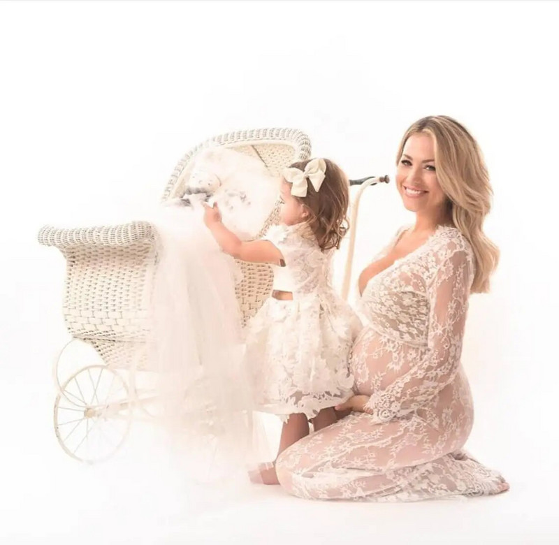 2020 m. vasaros nėriniuota suknelė nėščiai moteriai, iš priekio suskilusi, ilga nėščioji juoda ir balta nėriniuota suknelė, fotografuojanti, permatoma