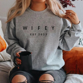 Wifey EST 2023 Суичър Подарък за булчински душ Подарък за годеж Суичъри за годеници Сватбени подаръци Дамски графични качулки Пуловери