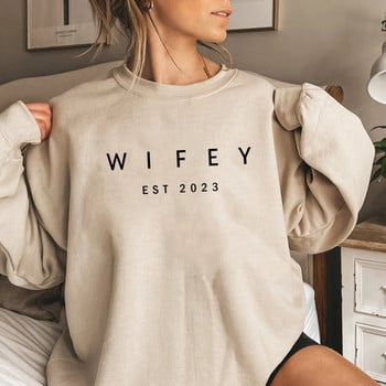 Wifey EST 2023 Суичър Подарък за булчински душ Подарък за годеж Суичъри за годеници Сватбени подаръци Дамски графични качулки Пуловери