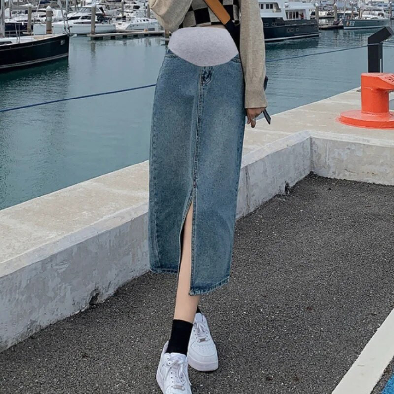 Nėščioms moterims suskirstytas džinsinis pussijonas, vidutinio ilgio moteriškas A formos sijonas, apvyniotas ant klubų