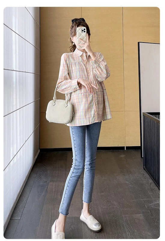 Pavasariniai rūbai nėščiosioms, ilgomis rankovėmis, apverčiamomis apykaklėmis, spalvotomis raukiniais, nėštukių marškiniais, madingomis languotomis palaidinėmis