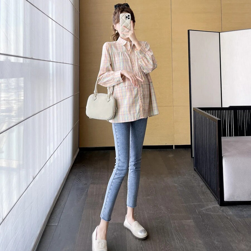 Pavasariniai rūbai nėščiosioms, ilgomis rankovėmis, apverčiamomis apykaklėmis, spalvotomis raukiniais, nėštukių marškiniais, madingomis languotomis palaidinėmis