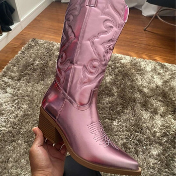 GOGD Дамски каубойски розови каубойски ботуши 2022 г. Модни западни ботуши с бродирани остри пръсти с цип и дебел ток до средата на прасеца Блестящи обувки