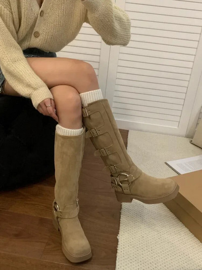 Naiste kingad 2023 Kvaliteetsed vööpandlaga naiste saapad Moodsad ümmargused põlvedeni saapad Kuummüük naiste kandilise kontsaga kingad