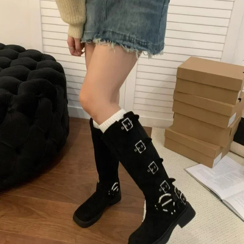 Naiste kingad 2023 Kvaliteetsed vööpandlaga naiste saapad Moodsad ümmargused põlvedeni saapad Kuummüük naiste kandilise kontsaga kingad