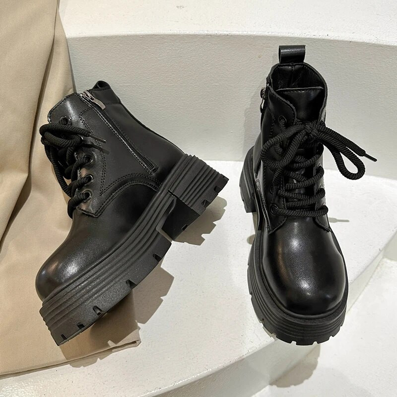 Rudens žiemos pliušiniai šilti moteriški batai 2023 m. Nauji Punk stori platforminiai batai Moteriški neslystantys motociklo batai stora apačia