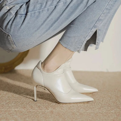 Moodsad kõrge kontsaga poolsaapad, terava ninaga libisevad nahast kingad naistele Temperament õhukesed kontsad lühikesed saapad Mustad peokingad