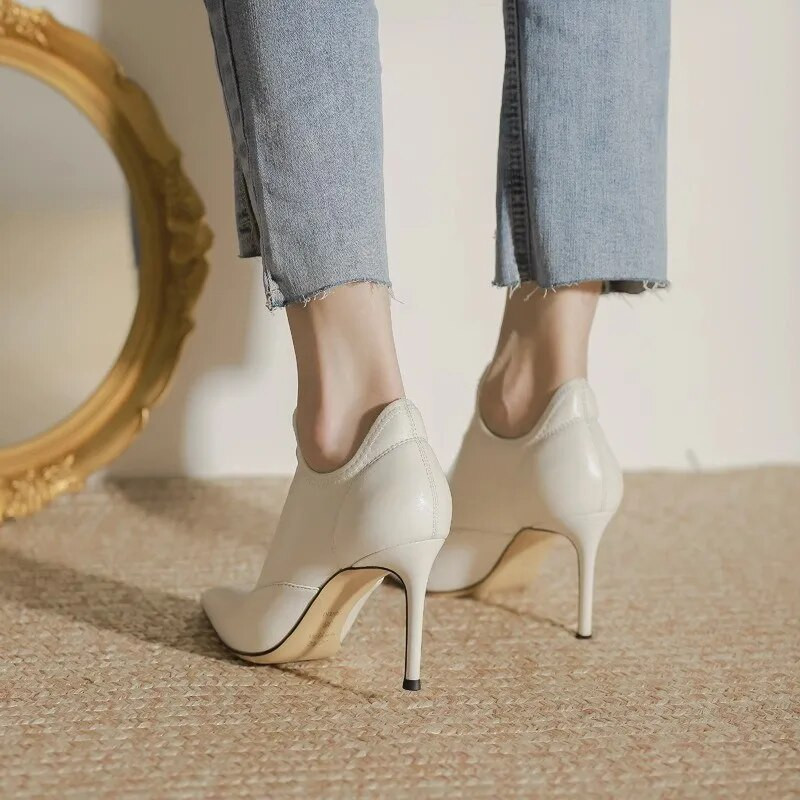 Moodsad kõrge kontsaga poolsaapad, terava ninaga libisevad nahast kingad naistele Temperament õhukesed kontsad lühikesed saapad Mustad peokingad