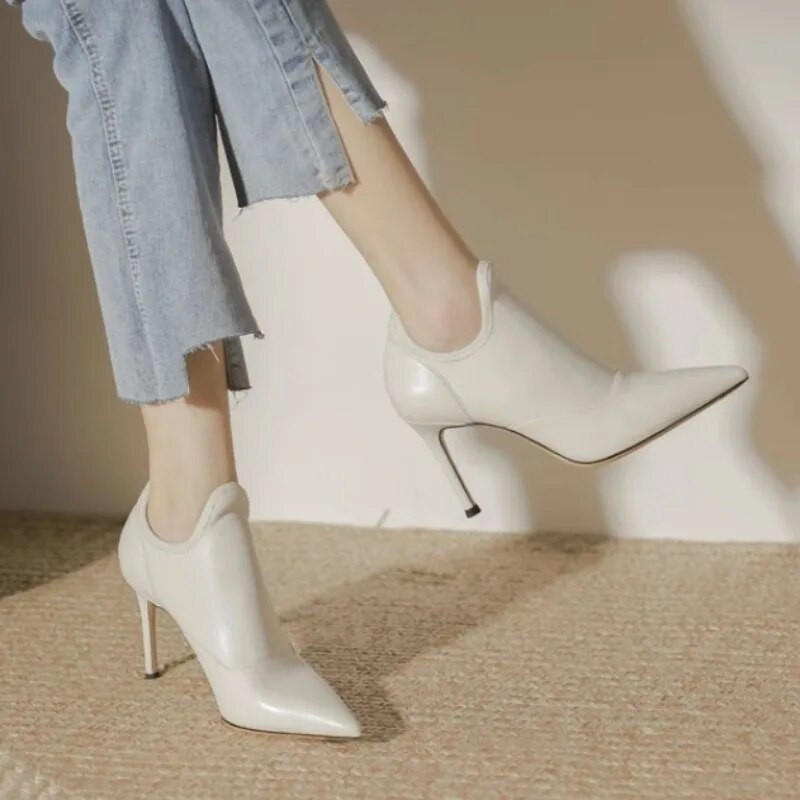 Moodsad kõrge kontsaga poolsaapad, terava ninaga libisevad nahast kingad naistele Temperament õhukesed kontsad lühikesed saapad Mustad peokingad