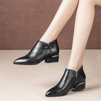 Γυναικείες μπότες με μυτερό μπεζ τετράγωνο τακούνι 2023 Μόδα μποτάκια με πεταλούδα με φερμουάρ PU Δερμάτινο καουτσούκ Zapatos Mujer
