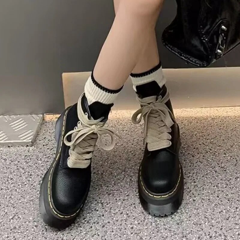 Naiste paksu tallaga sportlikud poolsaapad 2023. aasta talv, uus luksuslik kiiluga Martinsaapad, mood vabaaja küljetõmblukuga naiste lühikesed saapad