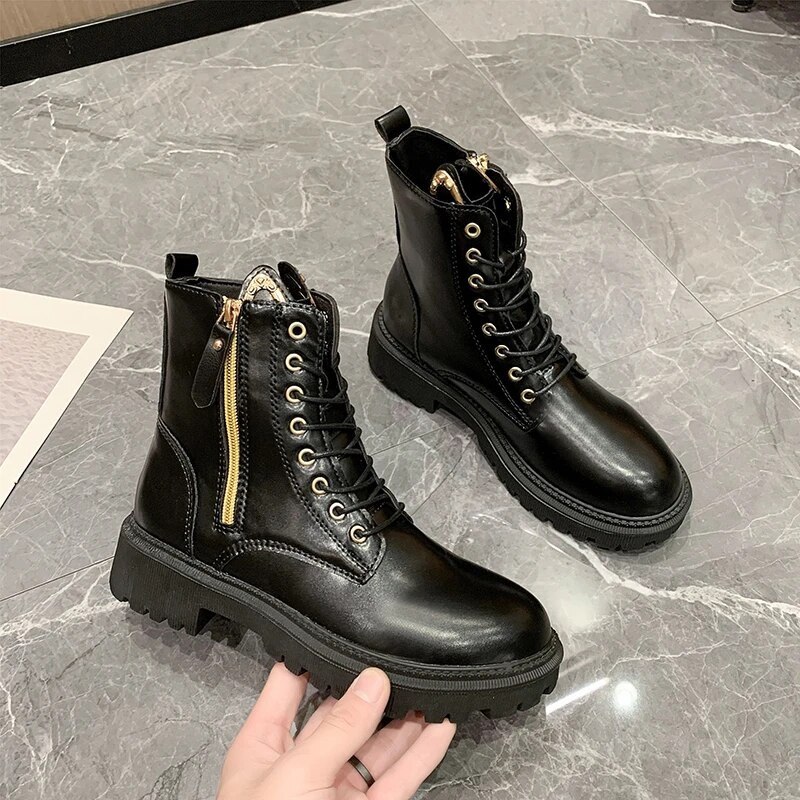 2024. aasta talv, uued naiste mardisaapad Moodsad kassikõrvad, ümmargused varbad, poolsaapad, küljelt tõmblukuga, paelad, kiiluga naiste saapad