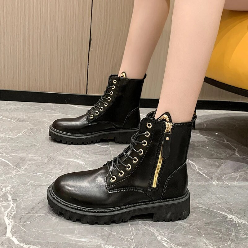 2024. aasta talv, uued naiste mardisaapad Moodsad kassikõrvad, ümmargused varbad, poolsaapad, küljelt tõmblukuga, paelad, kiiluga naiste saapad