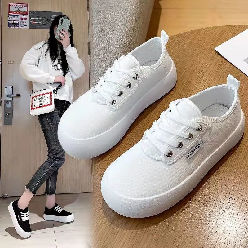 Moteriški laisvalaikio batai Pavasaris Vasara Nauji balti sportbačiai Orui pralaidūs drobiniai suvarstomi studentų sportbačiai Vienspalviai medžiaginiai batai moteris
