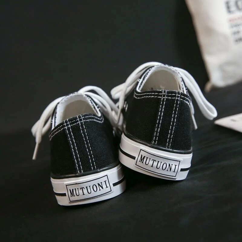 Madingi vyriški drobiniai batai sportbačiai mėgėjai patogūs plokščiapadžiai laisvalaikio moteriški balti juodi vaikščiojimo batai moteriški vulkanizuoti batai 46