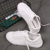 Didelio dydžio 42–44 balti odiniai batai, moteriški sportbačiai su žema viršūne, vulkanizuojantys sportiniai batai.