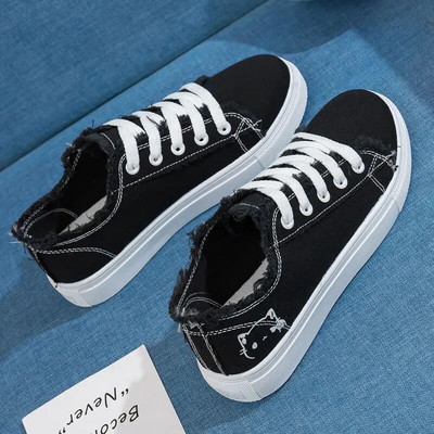 Didelio dydžio 42–44 balti odiniai batai, moteriški sportbačiai su žema viršūne, vulkanizuojantys sportiniai batai.