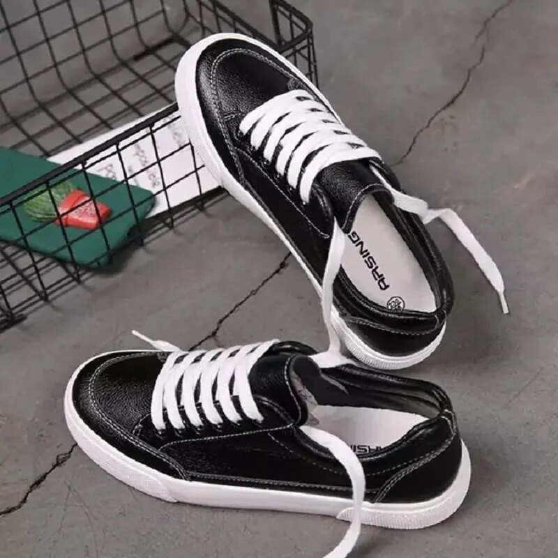 Didelio dydžio 42–44 balti odiniai batai, moteriški sportbačiai su žema viršūne, vulkanizuojantys sportiniai batai.