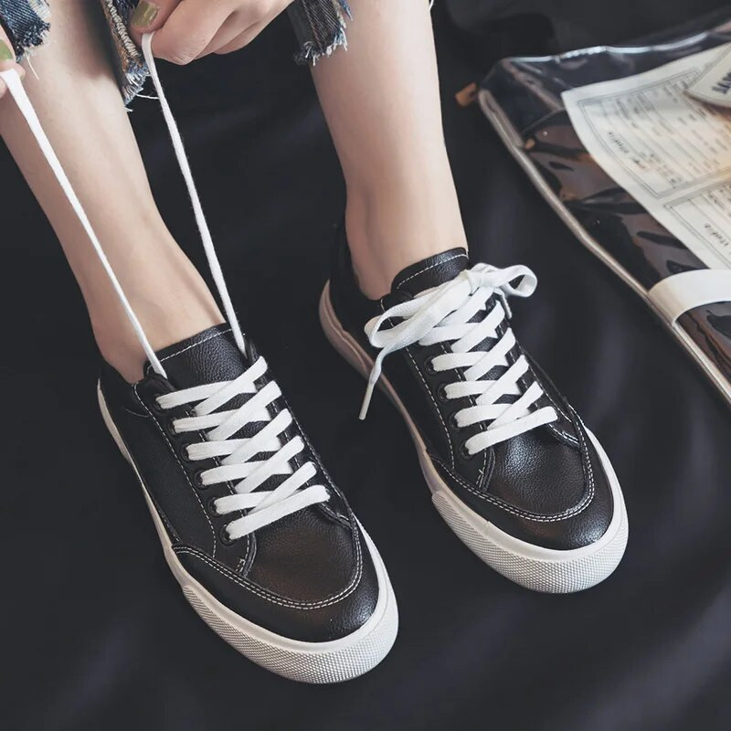 Didelio dydžio 42–44 balti odiniai batai, moteriški sportbačiai su žema viršūne, vulkanizuojantys sportiniai batai.