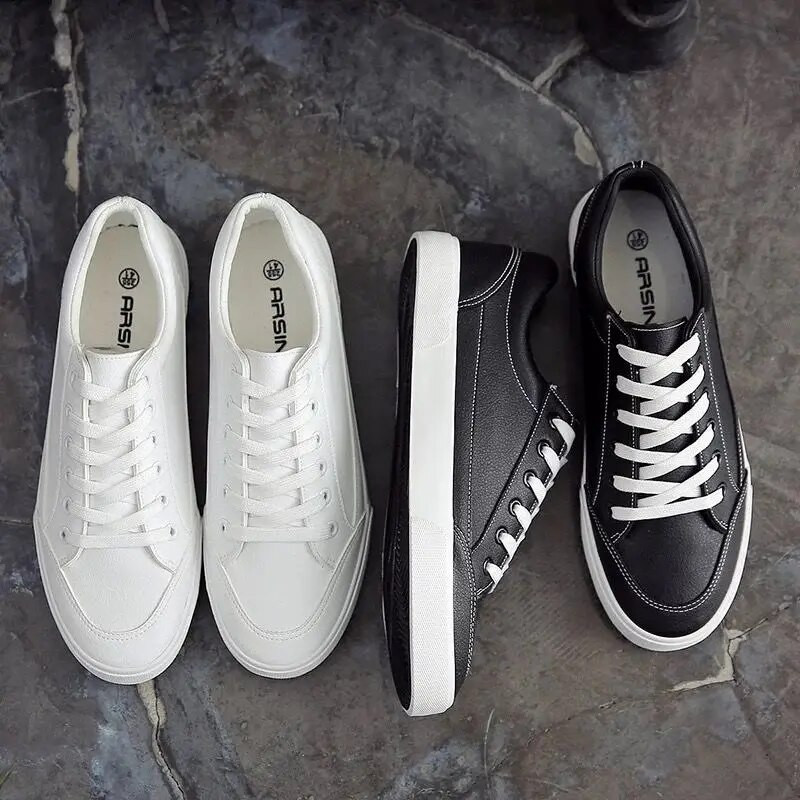 Didelio dydžio 42–44 balti odiniai batai, moteriški sportbačiai su žema viršūne, vulkanizuojantys sportiniai batai.